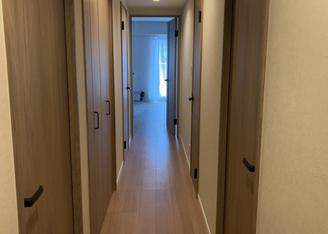 内装はとにかくおしゃれなものがいい！と選ぶ前に、まず住んだ後のことを想像してみましょう。住んでみたらコンセントの位置が悪くて使いにくいなど出てきます。事前にどの家電をどこに置くか想定しておきましょう。