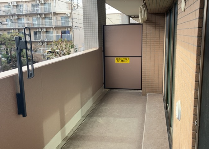 バルコニーは、室外の専用スペースのうち、「屋根がなく開放された空間」であるものを指します。ベランダより広いタイプのものが多く、日当たりもよいため家庭菜園などを楽しみたい人にとって適した環境となります。