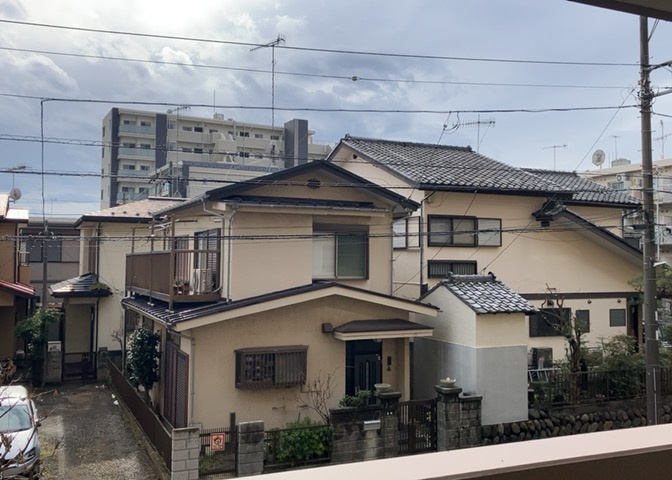 眺望の良さを楽しめるダイニングキッチンで家族団らんの時間を過ごしてはいかがでしょうか。バルコニーから見える景色を家族で眺める時間は、時間が経つのを忘れてしまいそうですね。是非、現地を見に行きましょう！