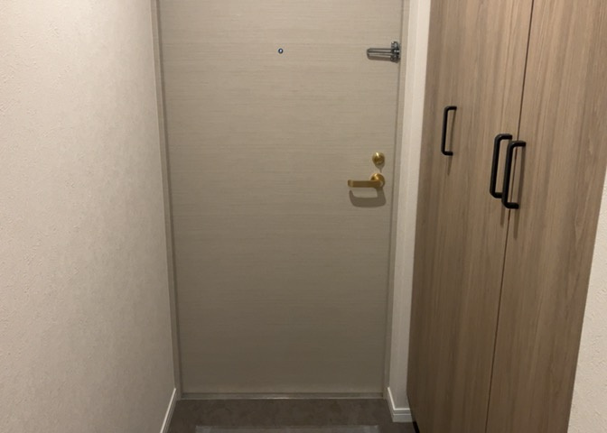 玄関は家の顔でもあり、家族以外の目にも止まる場所です。玄関は外との間を仕切る扉、靴などをしまっておく収納スペース、靴脱ぎのたたきスペース、来客とのやり取りをするドアホンなど複数のアイテムからなります。