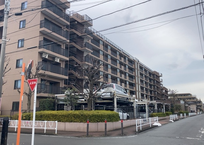 外観はマンション管理がされているかの目安になります。築年数が古いと、壁面は劣化してひび割れが生じることも！建物が古びていても細かいところが修繕されていると、きちんと管理されているなぁと感じるでしょう。