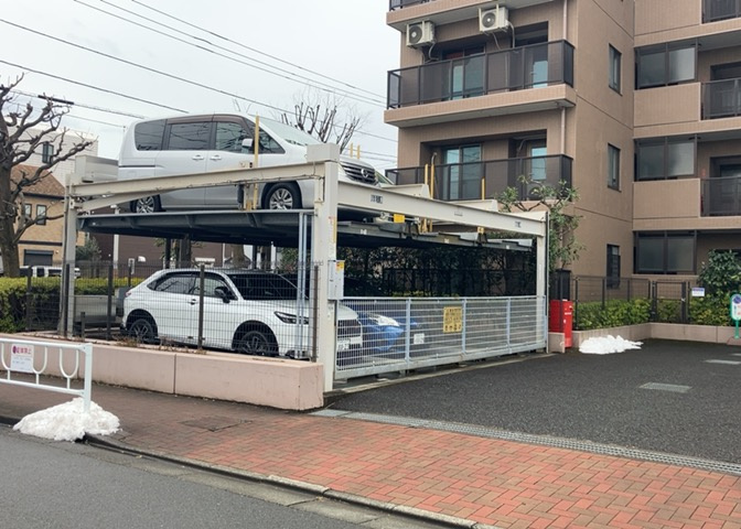 車一台あたりに必要なスペースは、標準サイズの普通自動車で横幅2m50cm、長さ5mは必要になります。ただし、乗降のことも考慮して横幅3m30cm、長さ5m50cmほどは確保できるところを選びましょう。