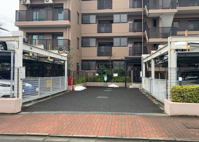 駐車場と明記されていても、最小スペースでつくられた駐車場だと大型車は駐車できなかったり、出入りしにくくなったりする可能性があります。お車のサイズと購入したい物件の駐車場のサイズを現地で確認しましょう。