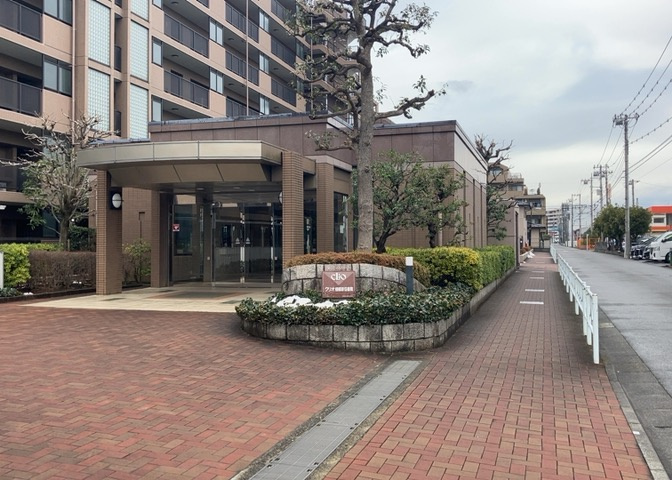 物件によっては、入居者が個人的に使用できる専用庭がついているものもあります。また、住宅の中にある土間の部分を庭と呼ぶこともあります。庭の用途は住む人によって変わり、それによってデザインもさまざまです。