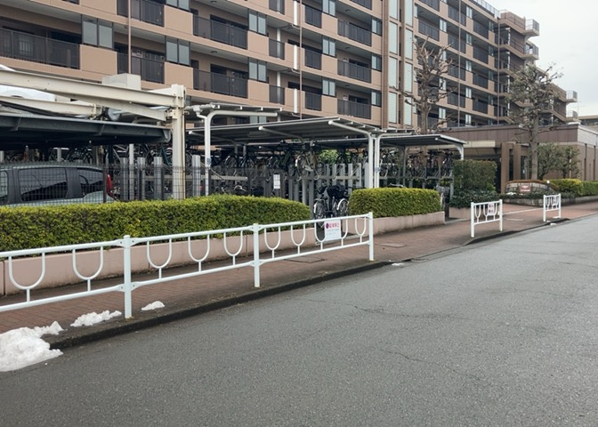 中庭（パティオ）とは、一つの建築物の内部に設けられた、壁などで囲われている庭のことを指します。コの字型、ロの字型が主流ですが、L字型の中庭もあります。最近では、インテリア性の高さからも人気があります。