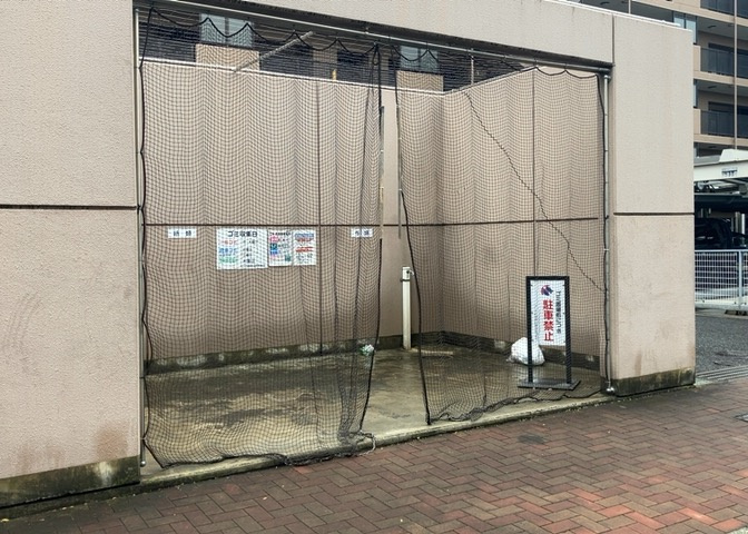 共有部分は、住民なら誰もが使える設備のこと。例えば駐車場やエレベーター、インターネット設備、セキュリティ設備などがあります。他にも、マンションの廊下・外部階段やエントランス・ゴミ置き場などがあります。