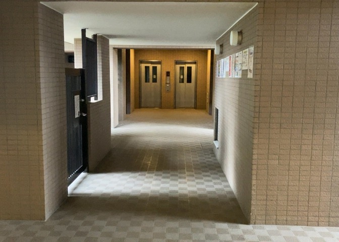 ロビーというと、エントランスと何がちがうの？と思いますよね。実はロビーとエントランスには明確な決まりはありません。物件によっては、エントランスを入って広がるある程度の広さのある空間がロビーとなります。
