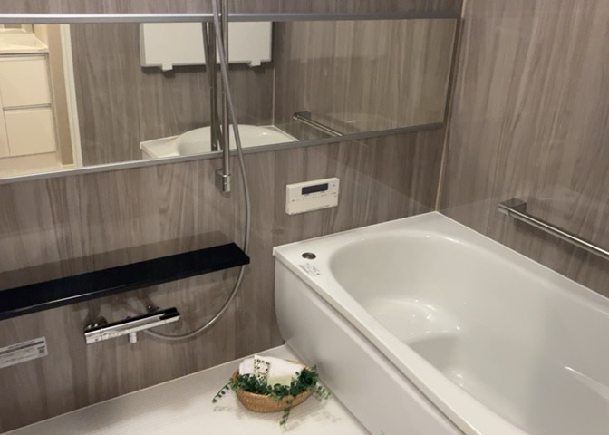 入浴時の快適さも大事なことですが、綺麗な状態を維持できなければ気持ちよく入浴できません。毎日の掃除が楽という点は大事なポイントになります！カビが生えにくく掃除がしやすい、壁や浴槽を選ぶといいでしょう。