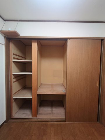 押入型の収納で収納力があります