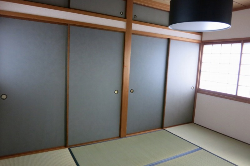 グレー調のモダンな襖。開閉で空間をフレキシブルに使えます◎
