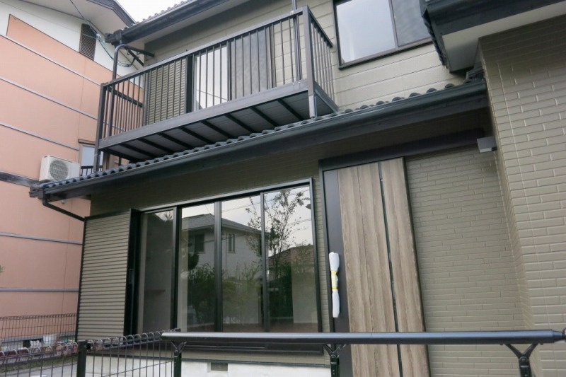 シックなアースカラーの外壁。1階には雨戸付きで防犯も安心