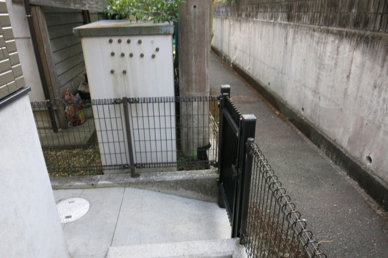 フェンスと門扉でしっかり区画。防犯面にも配慮された設計