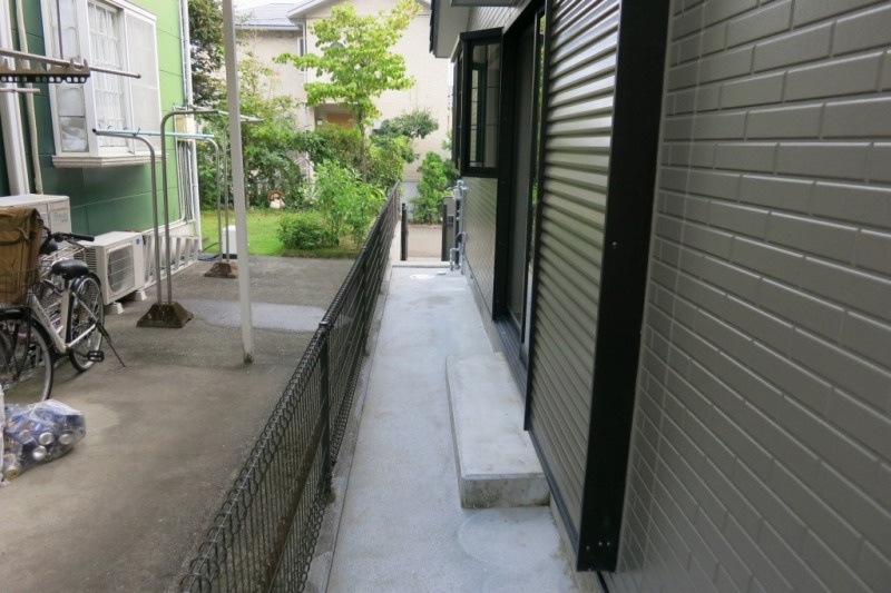 コンクリート敷きで雑草の手間なし！すっきりした建物周り