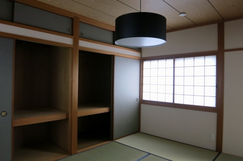 大容量の押入あり！シックな黒の照明が空間を引き締めます