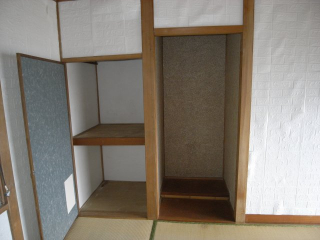 2階にある6帖の和室は、障子越しのやわらかな光が心地よい、落ち着いた空間です。押入れ収納も備わっており、布団や季節物の整理に便利。和の趣を大切にしたい方におすすめのお部屋です。リフォームも可能です。