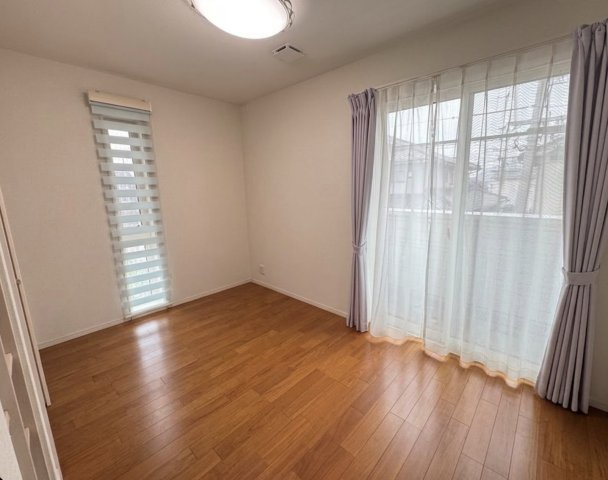 バルコニーに面した洋室で、明るい自然光が差し込む快適な空間です。窓が大きく開放感があり、風通しも良好。寝室としてはもちろん、子供部屋や書斎などライフスタイルに合わせて幅広く活用できるお部屋です。