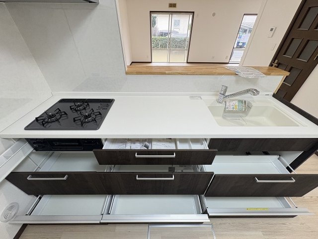 調理道具や調味料もすっきりしまえる、収納力のあるキッチン。