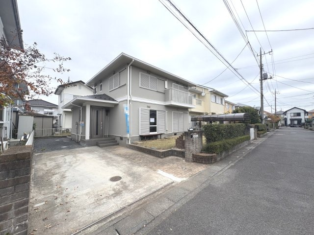 広々22帖のリビング空間全居室に収納がある3LDK！キッチン・洗面・浴室がワンフロアにまとまり、家事がスムーズにこなせる間取り。駐車スペース3台可(車種による)！松伏小学校まで徒歩約6分(460ｍ)！
