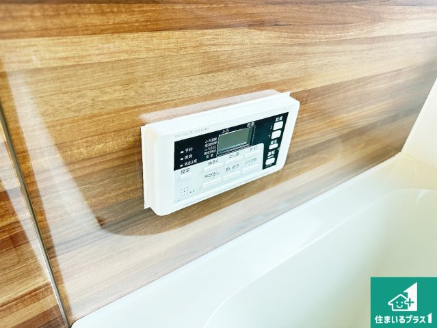 給湯器リモコン（浴室側）省エネタイプの給湯器でお湯はり・追い炊き自由自在！お子様から高齢者の方まで、みんなが操作しやすいボタン配置です。