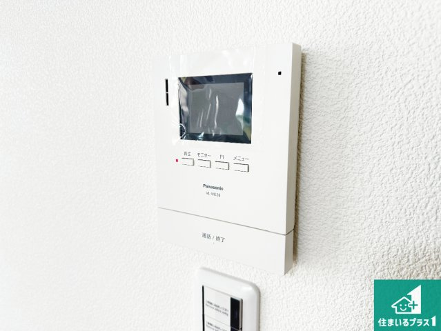 カラーモニターインターホン！声だけでなく来訪者の姿や顔がモニターで確認できるので、小さなお子様がいらっしゃるご家庭でも安心できます！