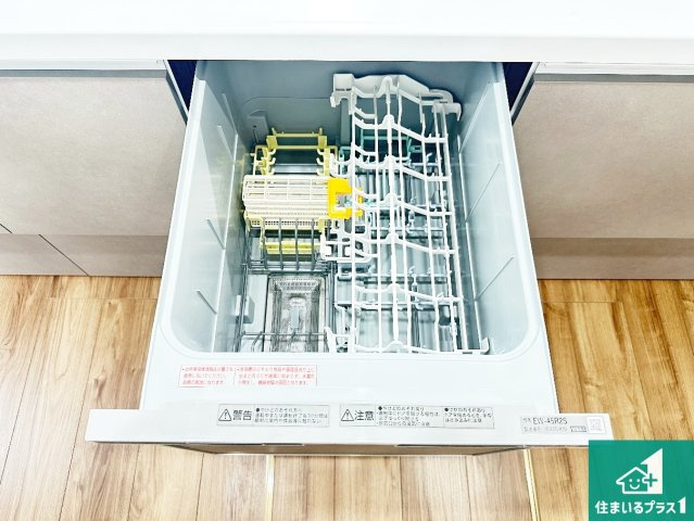 食事後の一仕事、食器洗いをボタン一つでお任せできちゃいます！場所を取らないビルトイン式なので、お料理スペースもしっかり確保！
