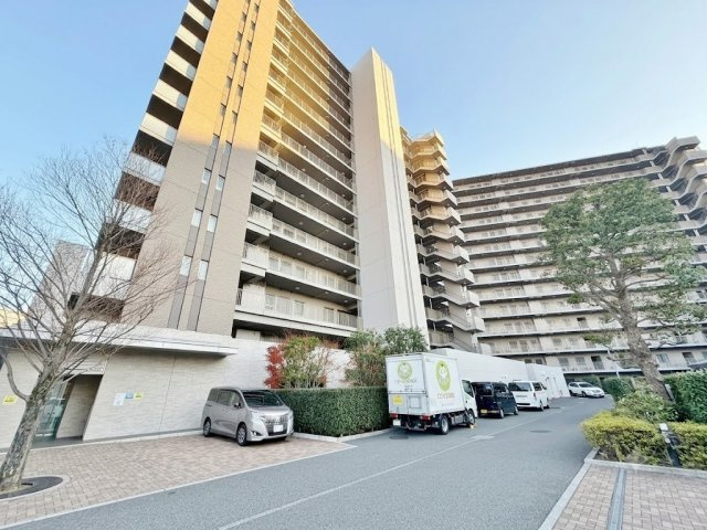 【閑静な住宅街の中に】　忙しく過ぎゆく日常を置き去るほど、ゆったりした時間が流れる住環境。　『快適』は「家」と「街」と「環境」が調和した時に訪れるだと改めて感じさせてくれます。