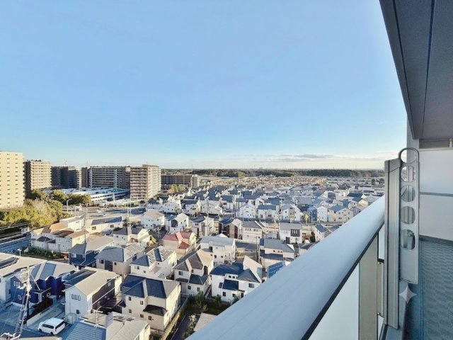 【11階からの眺望を確かめて】　14階建ての11階に位置する、本マンション。前面には高い建物が無く、開放感あふれる眺望が特徴です！室内の雰囲気と合わせて是非ご見学下さいませ。