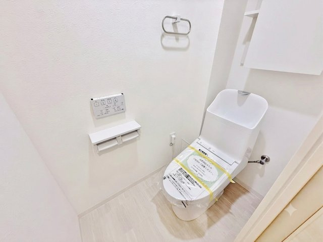 温水洗浄機能付き便座が新設されています。当たり前ですが、気になる水周り関係が全て新品のため、気持ちよく新生活が始められます。