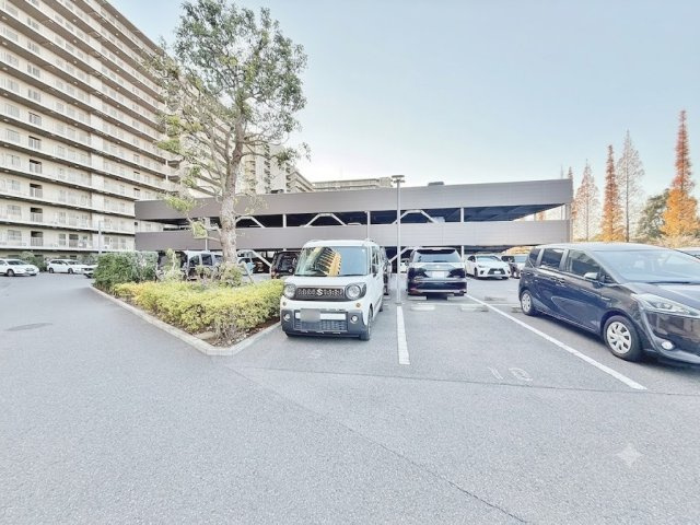 【平置き駐車場完備】　本マンションは、平置きの駐車場になっております。お時間の手間等も取らせません！空き状況等は、お気軽にお問合せくださいませ。