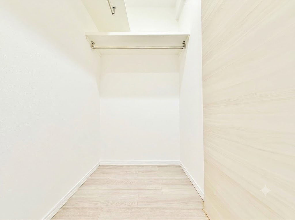 【広々ウォークインクローゼット付き】　新居を構える事で、お荷物が多くなってしまいますが、本邸宅にはウォークインクローゼットがついておりますので、すっきりとした室内を演出する事が出来ます。