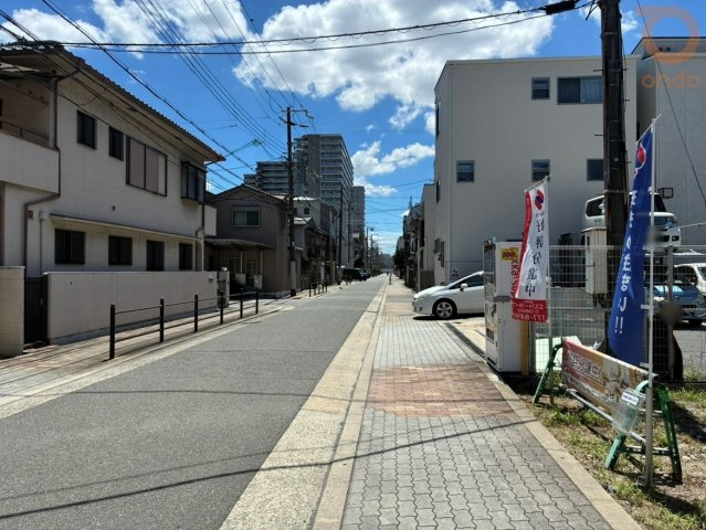 【前面道路含む現地写真】前面道路は一方通行のため、交通量が比較的少なく、車の出し入れもスムーズです。
