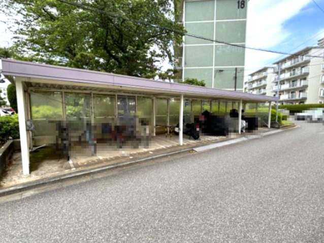 敷地内のバイク置き場です！