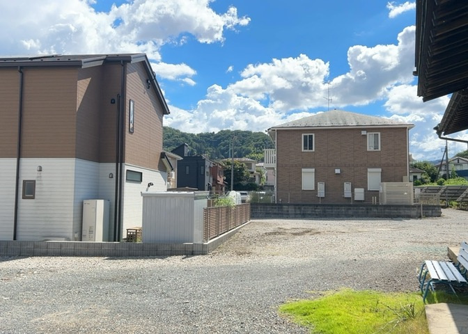 バルコニーは、室外の専用スペースのうち、「屋根がなく開放された空間」であるものを指します。ベランダより広いタイプのものが多く、日当たりもよいため家庭菜園などを楽しみたい人にとって適した環境となります。