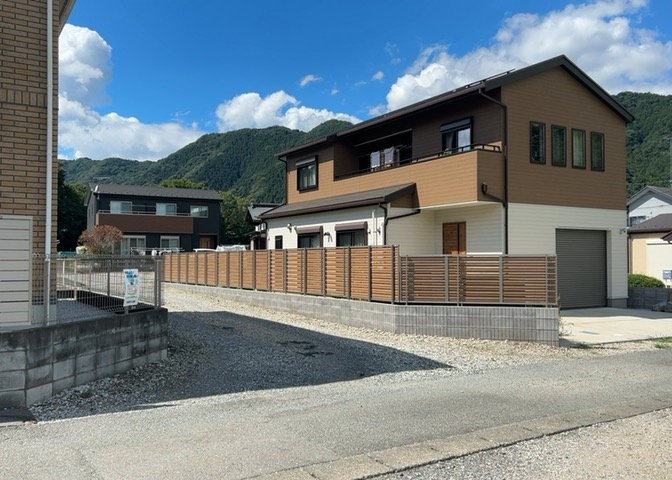住宅用の土地では前面道路に2m以上接していなければならないと法律で定められています。しかし、お持ちの車のサイズやライフスタイルなどにより、2mでは利便が悪い場合もございますので、事前に確認しましょう。