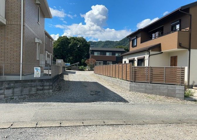 道幅が広い場所は日当たりや風通が良好です。幅が広いのですれ違いも可能ですし大きな車でも駐車可能！一方で、大型車が通ることも多くなるため交通量の増加により騒音に繋がります。また土地の値段が高くなります。