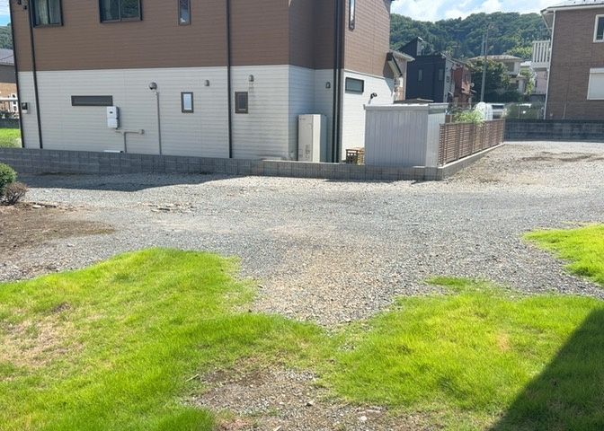 庭があることでガーデニングや家庭菜園はもちろん、こどもの遊び場やペットを放して遊ぶことができます。また、家の周囲に余裕があるということです。隣地との間があれば、十分な日当たりと、風通しが確保できます。
