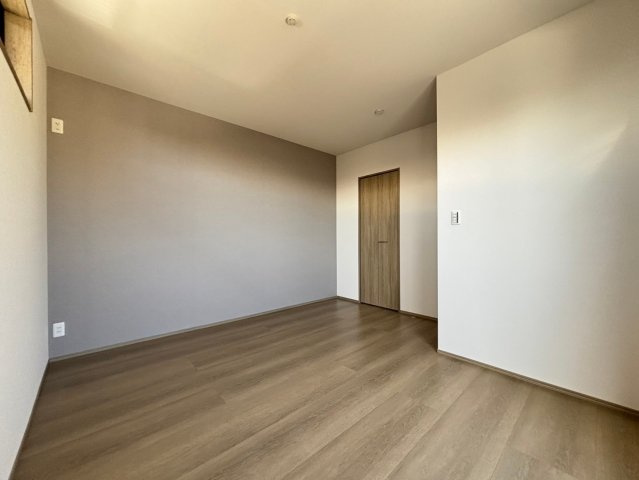広めの主寝室は、ベッドの他にもパソコンデスクやドレッサーなども置けちゃいます(*^-^*)        　