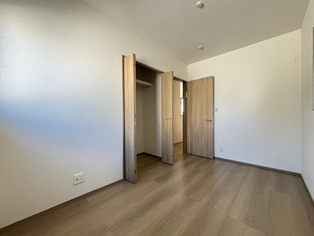 机にベットを置けば子供部屋の完成です！    　