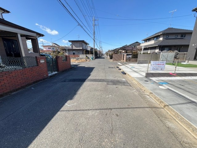 前面道路幅6ｍ！　車の出入りも広さがあるのでラクラク♪