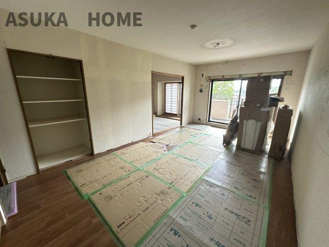 大きく開いた窓からは、明るい陽射しが射し込み風も良く抜けるので心地良い空間になってます。