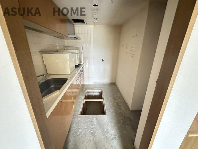 独立型キッチンは生活感の出やすいキッチンをリビングから見えにくくしてくれますよ。