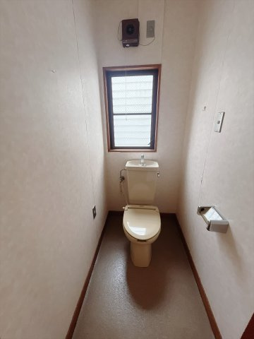 ■トイレ｜白を基調としたトイレになってます♪窓付きなので常に綺麗を保てます♪