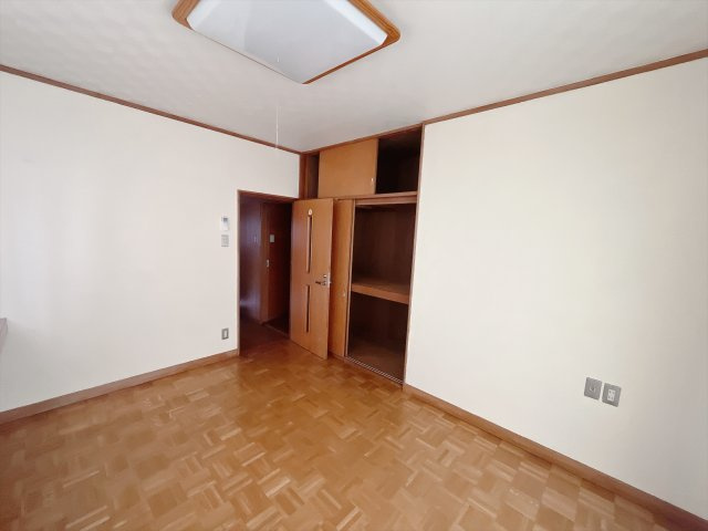 ■洋室｜お子様の一人部屋にピッタリな洋室。木のぬくもりを感じるフローリングは、天然木の味わいが時とともに深みを増していきます。また、傷にも強く、フリーワックスでお手入れもラクラクです♪