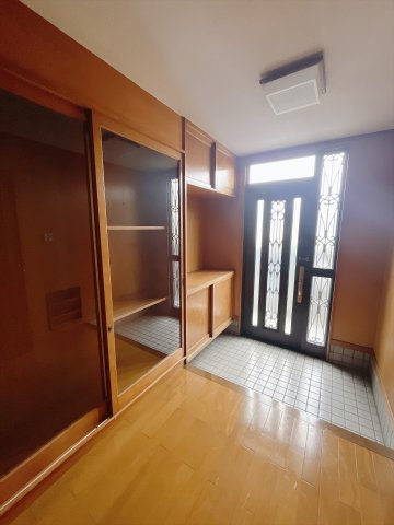 ■玄関｜毎日の「いってらっしゃい」や「お帰りなさい」を大切なご家族と過ごす玄関は〈使いやすさ〉を追求しております。玄関横の物入は急な来客時でもさっとお片付けできるスペースを確保しています。