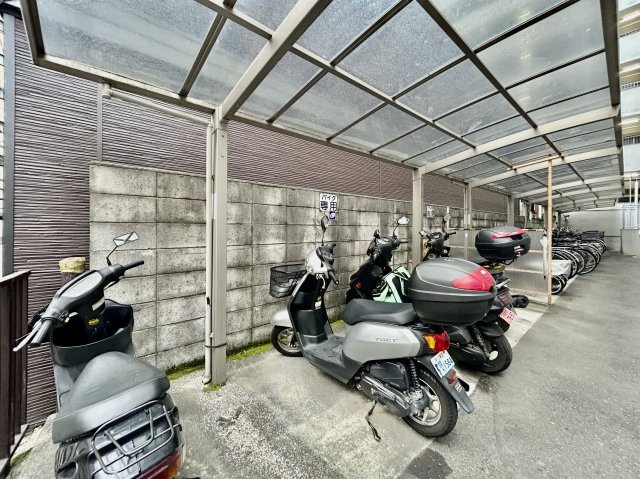 【バイク置場】最新の空き状況や費用などの詳細は担当スタッフまでお問い合わせください。