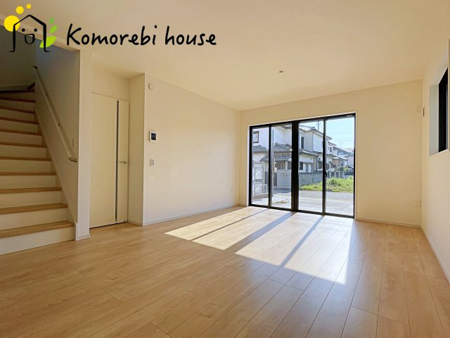 家族の気配を感じながら上がれるリビングイン階段。毎日のコミュニケーションが自然と増える、温かみある住まいの中心です。