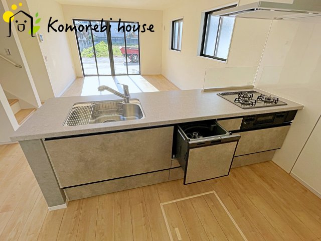 食洗機や浄水器を備えた多機能キッチン。広がりある空間で、家族と会話を楽しみながら料理ができるカウンターキッチンです