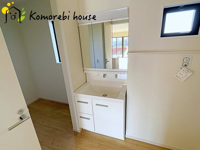 白を基調とした清潔感のある洗面台。シンプルで上品なデザインが空間に明るさをプラスします。