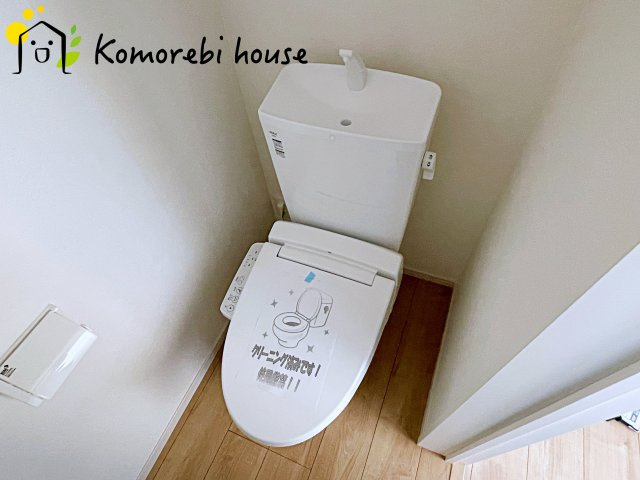 温水洗浄機能（ウォシュレット）標準装備で、毎日のトイレ時間がより快適に。やさしい温水洗浄で清潔を保てるだけでなく、冬場のヒヤッと感を軽減する暖房便座も嬉しいポイント。