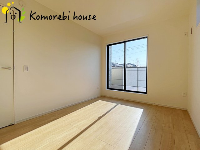 一日の疲れをゆっくり癒せる主寝室は、ベッドを置いてもゆとりある広さが魅力。収納完備で衣類もスッキリ収まり、静かで落ち着いた空間が快適な眠りをサポートします。